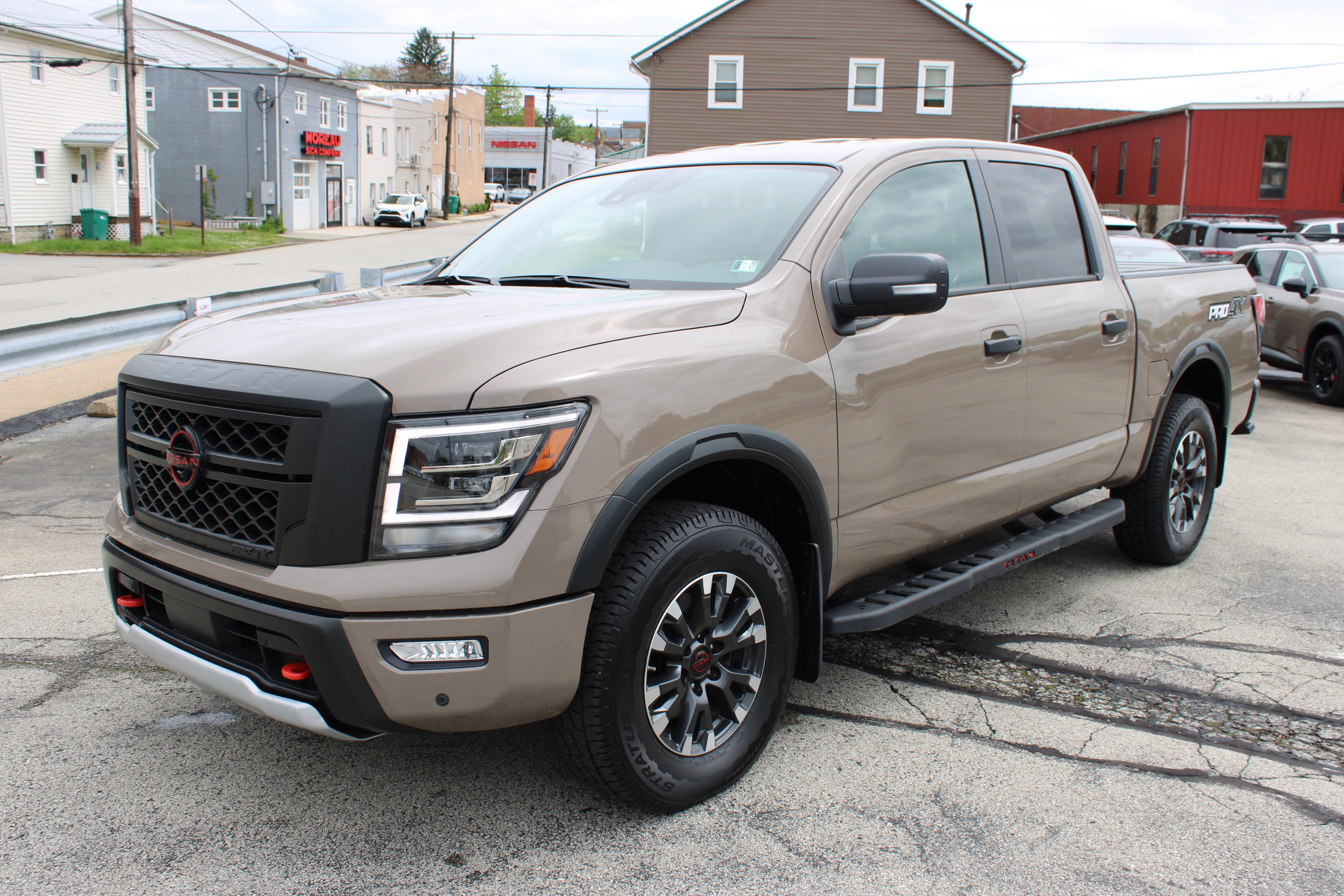 2023 Nissan Titan PRO-4X 4X4 Crew Cab's photo