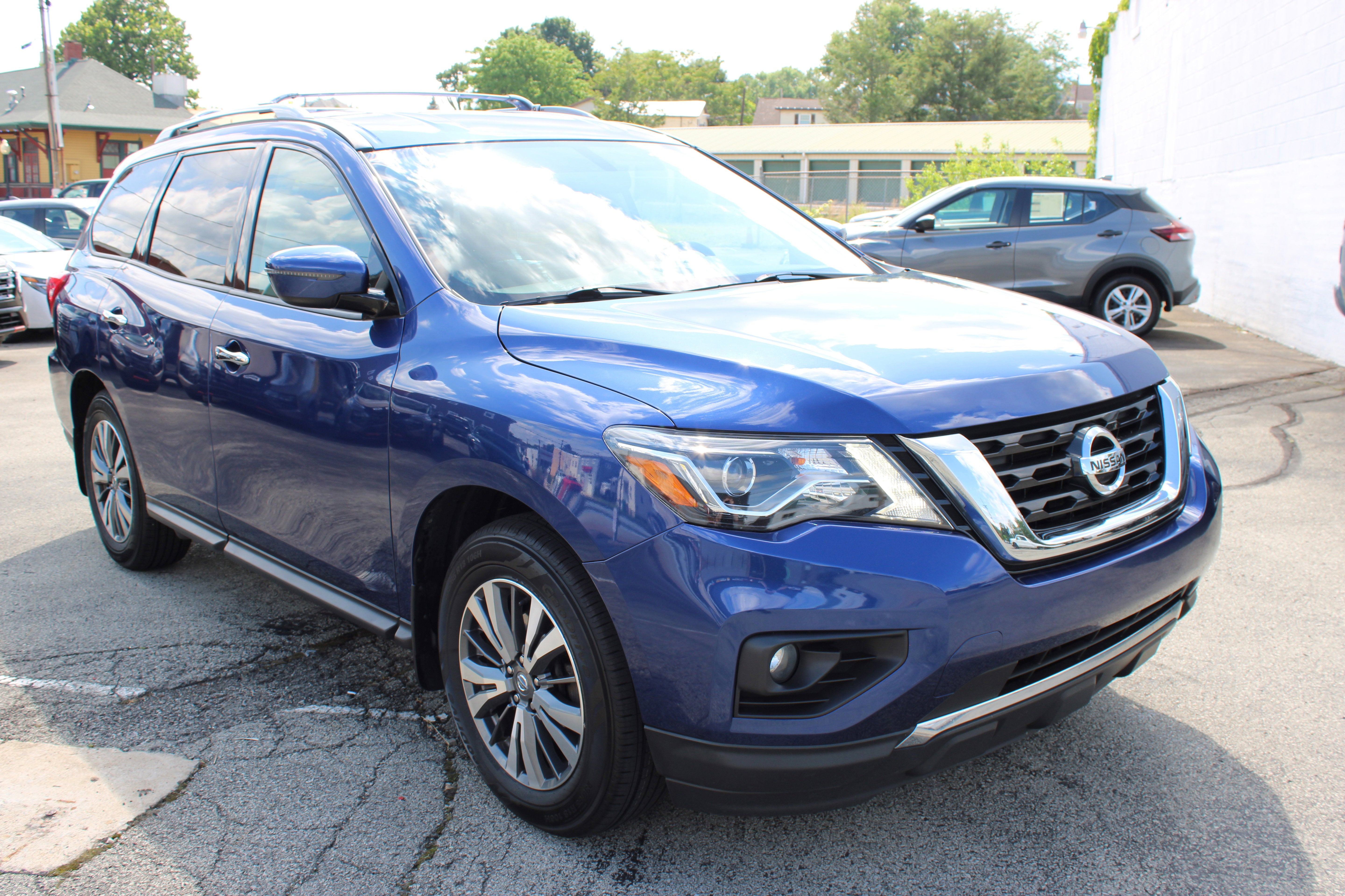 2020 Nissan Pathfinder SV