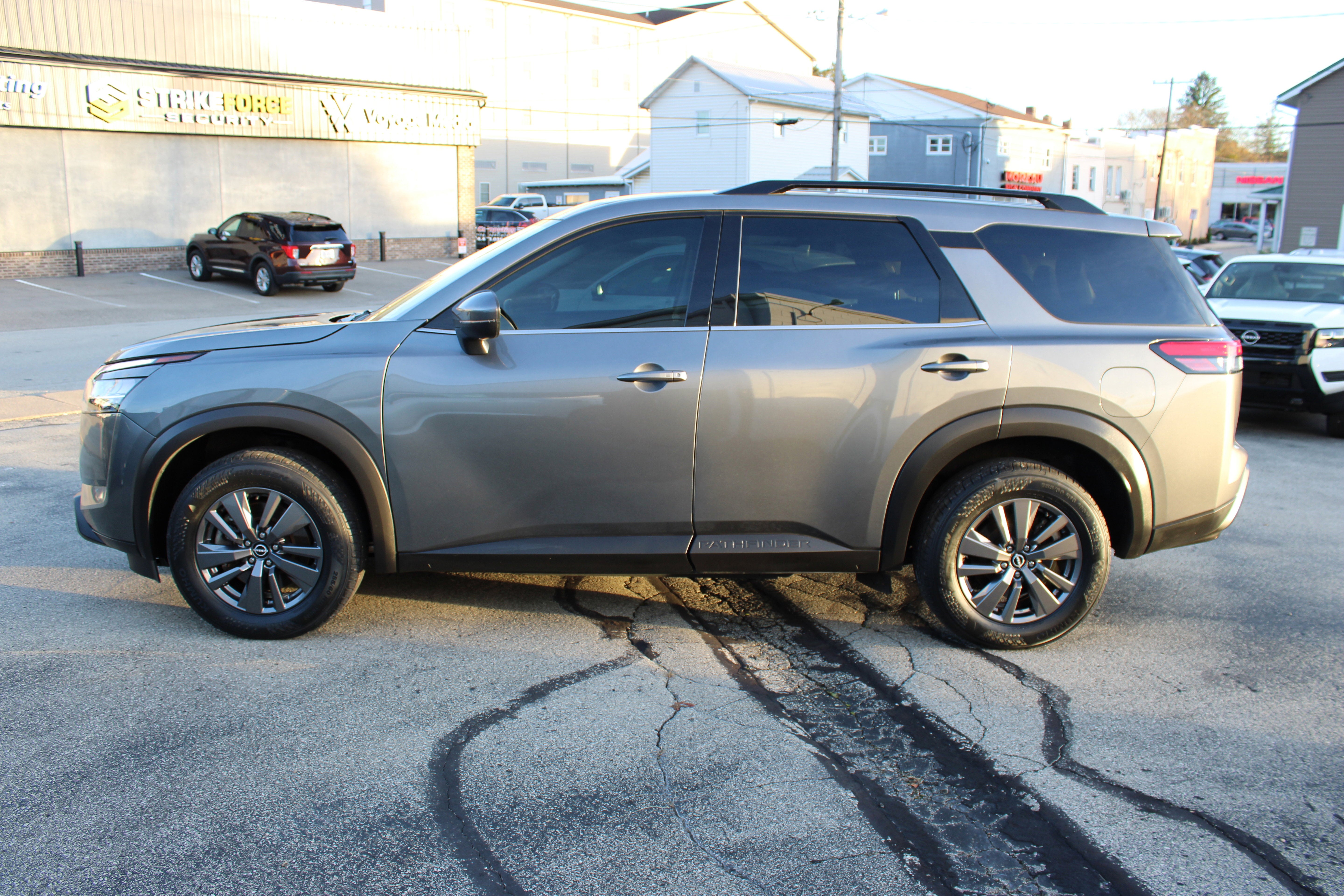 2022 Nissan Pathfinder SV