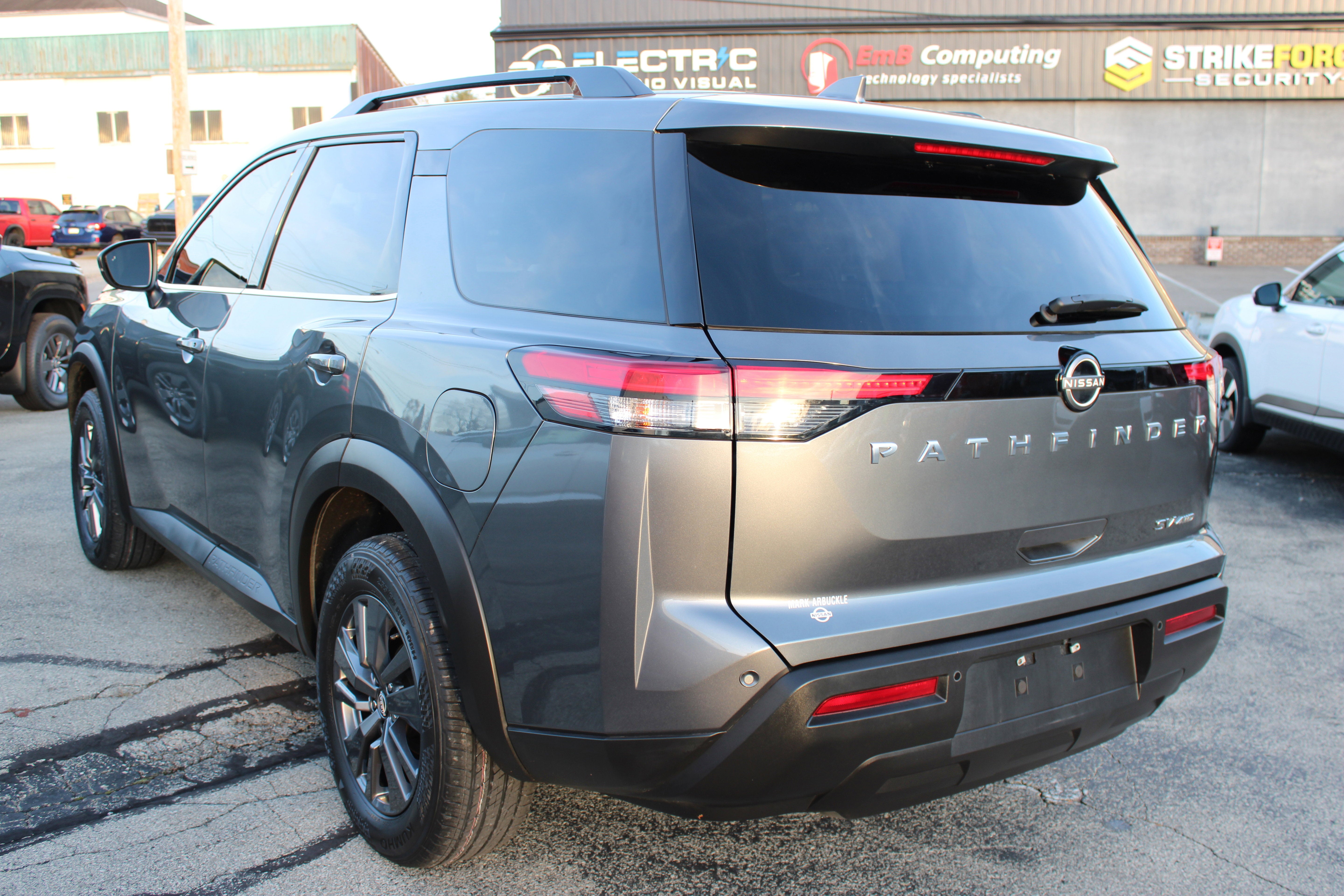 2022 Nissan Pathfinder SV