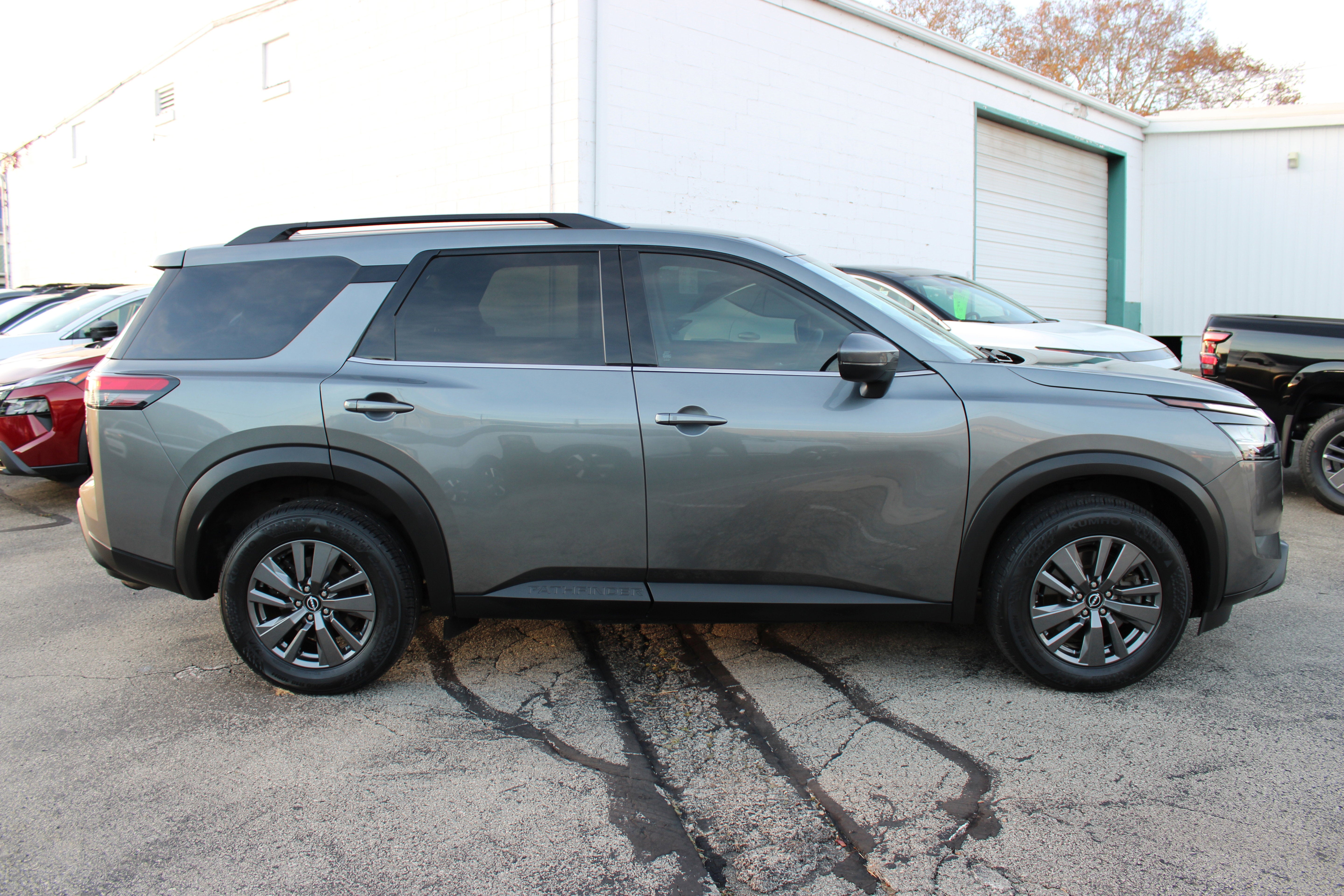 2022 Nissan Pathfinder SV