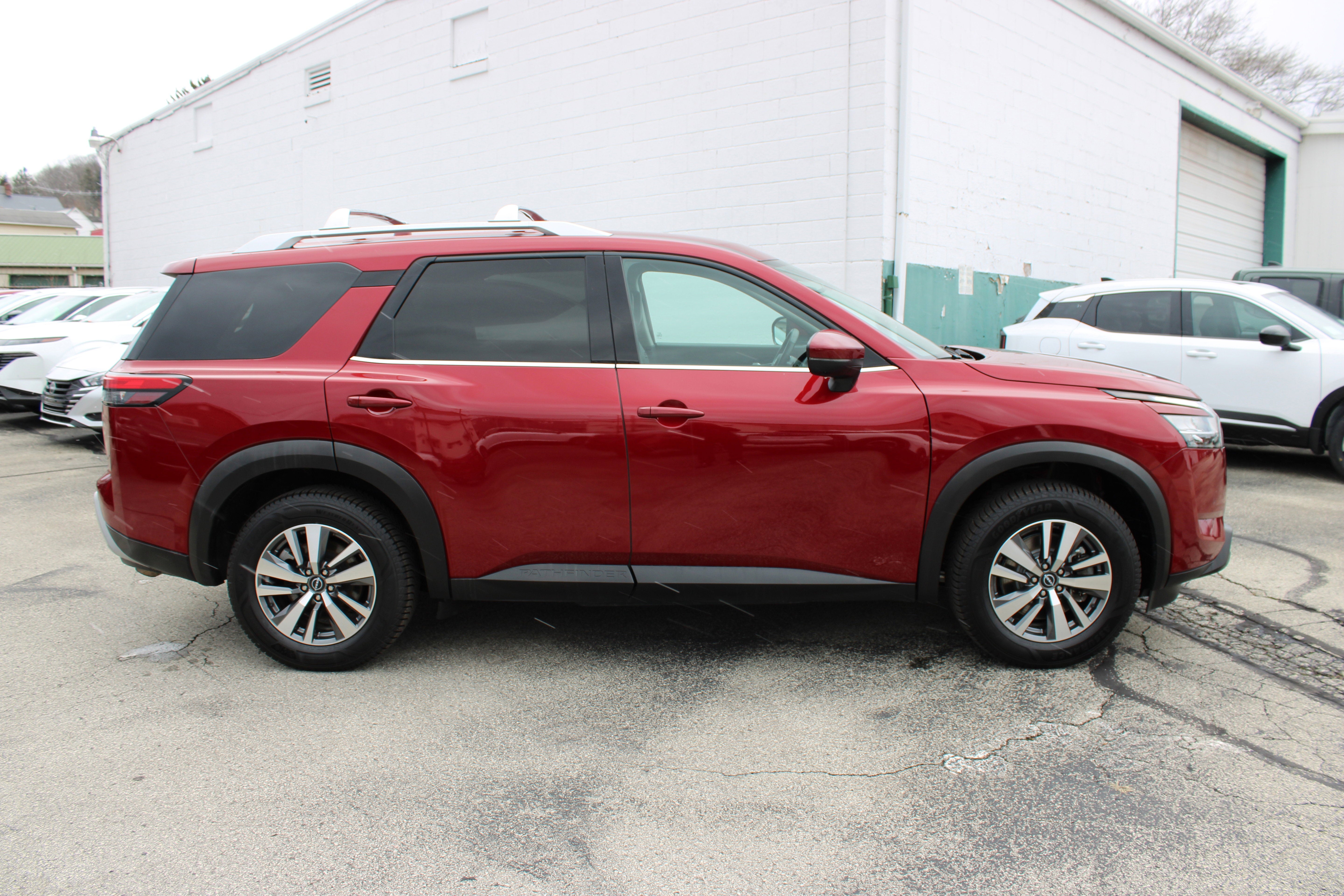 2023 Nissan Pathfinder SL