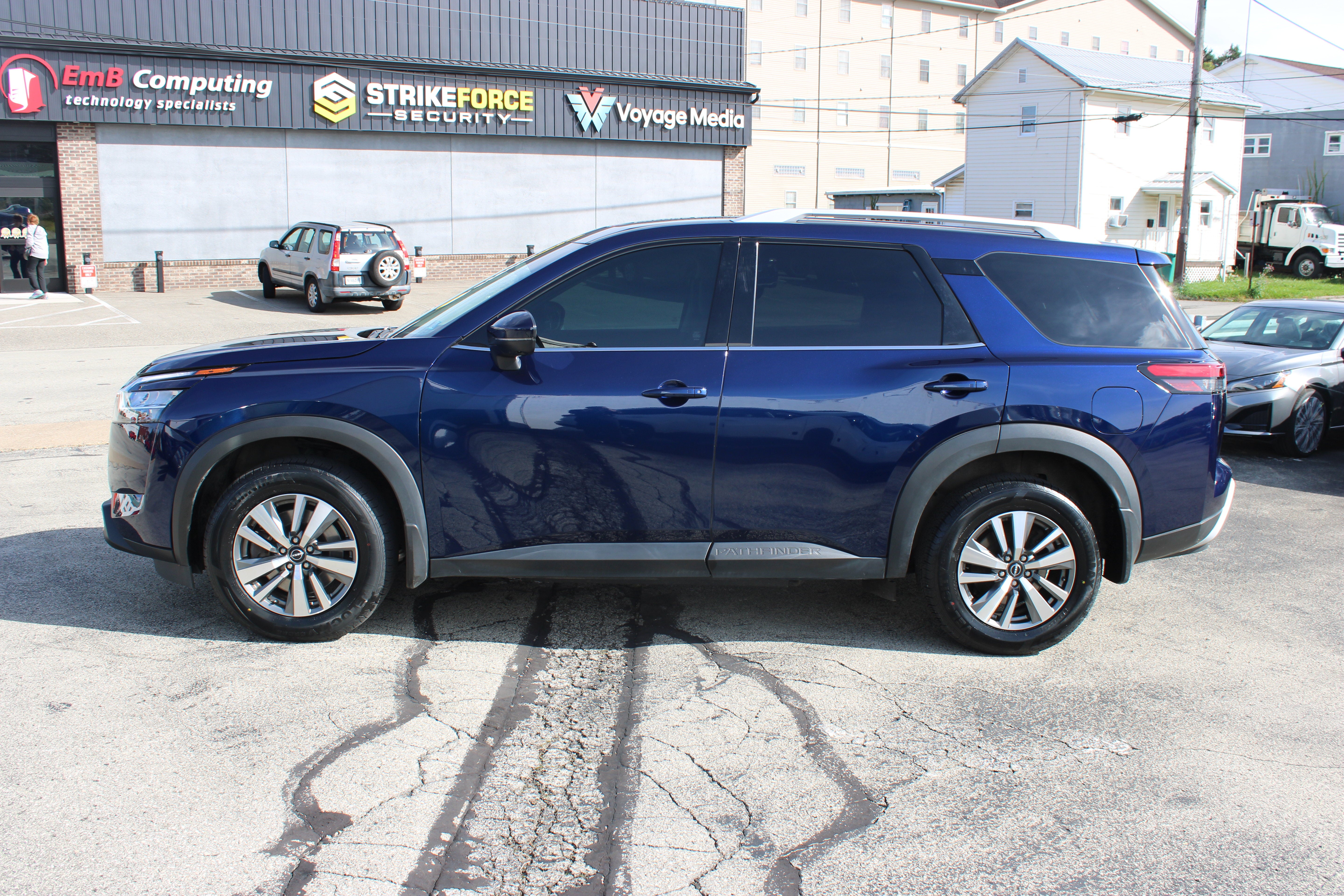 2024 Nissan Pathfinder SL