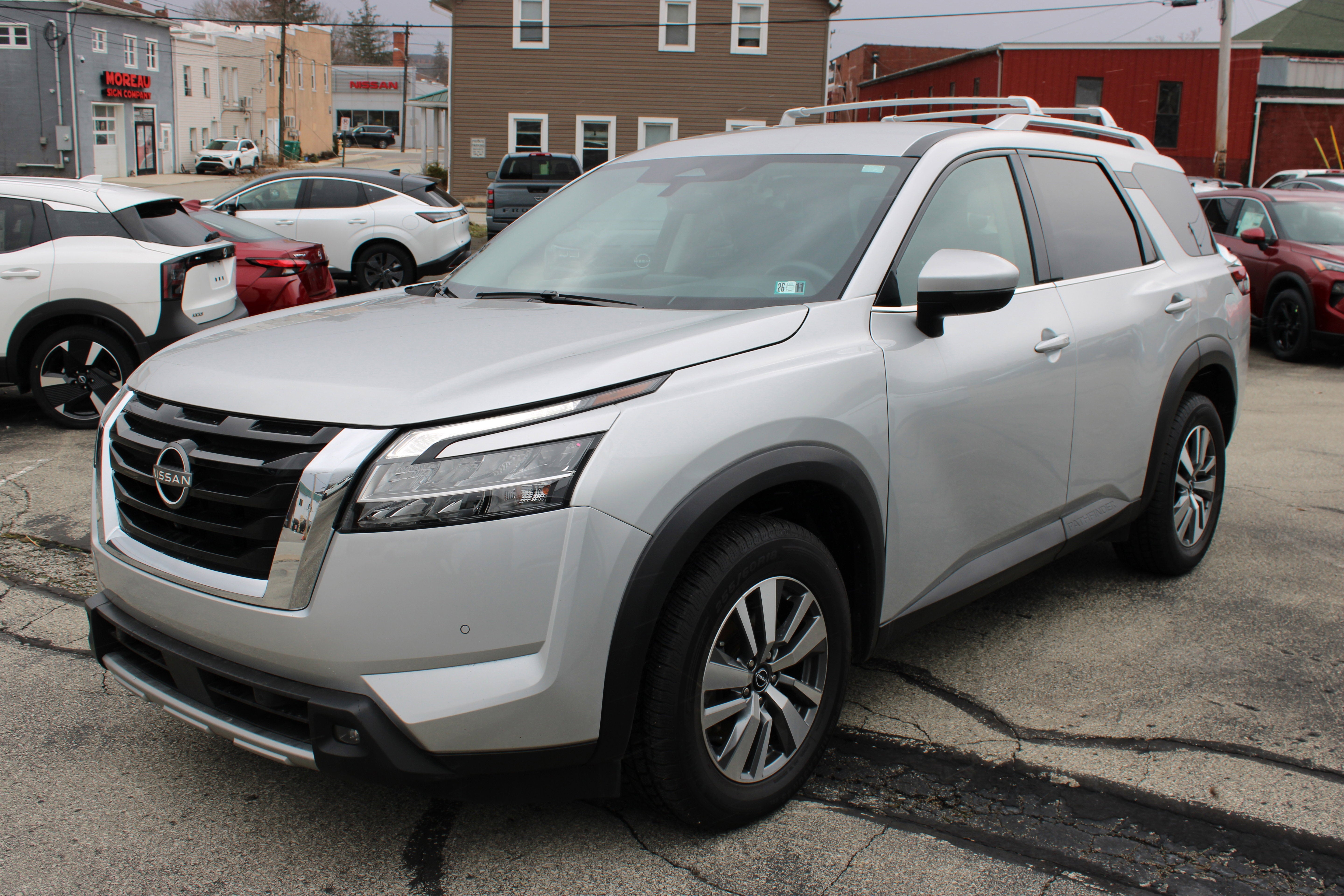 2023 Nissan Pathfinder SL