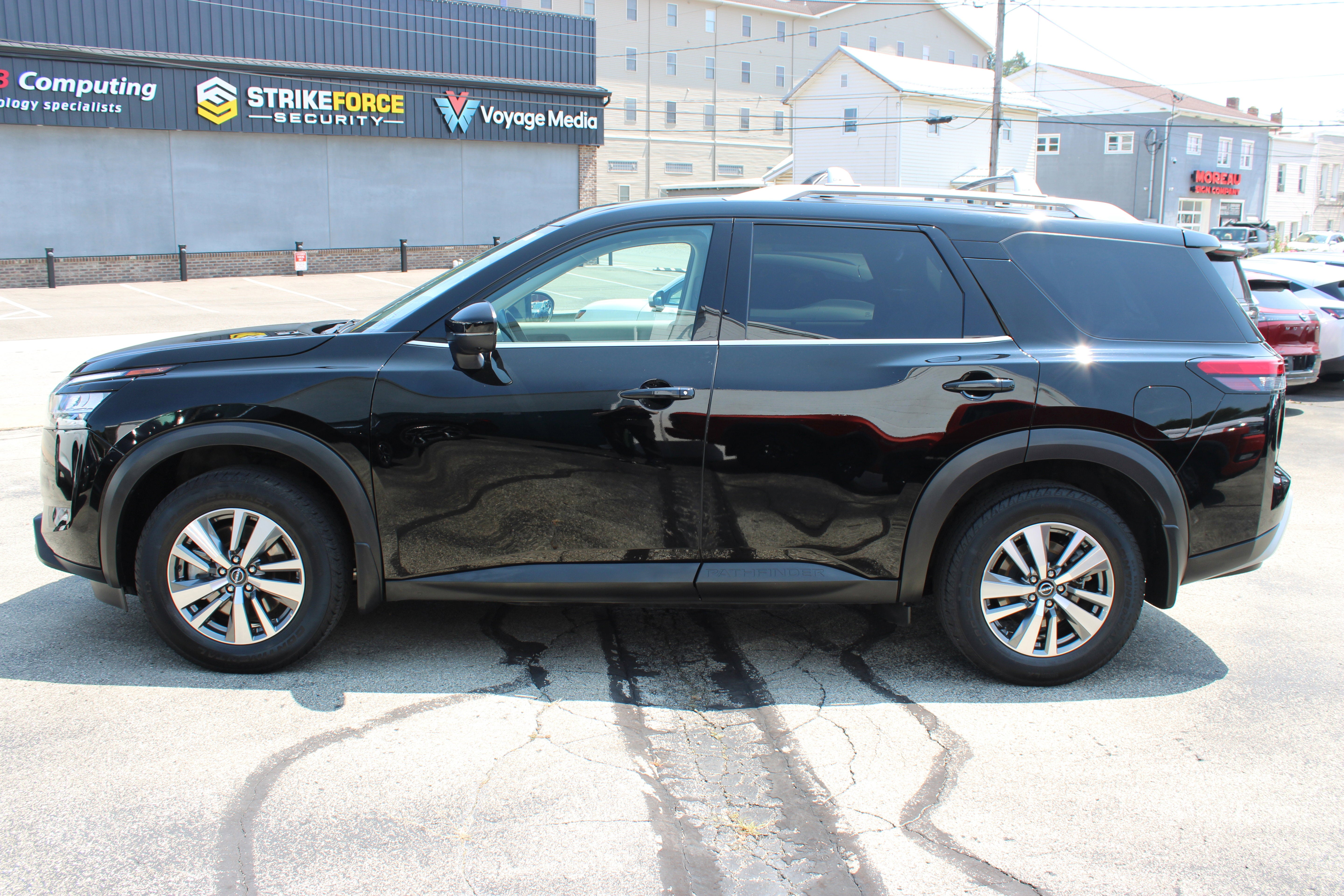 2022 Nissan Pathfinder SL