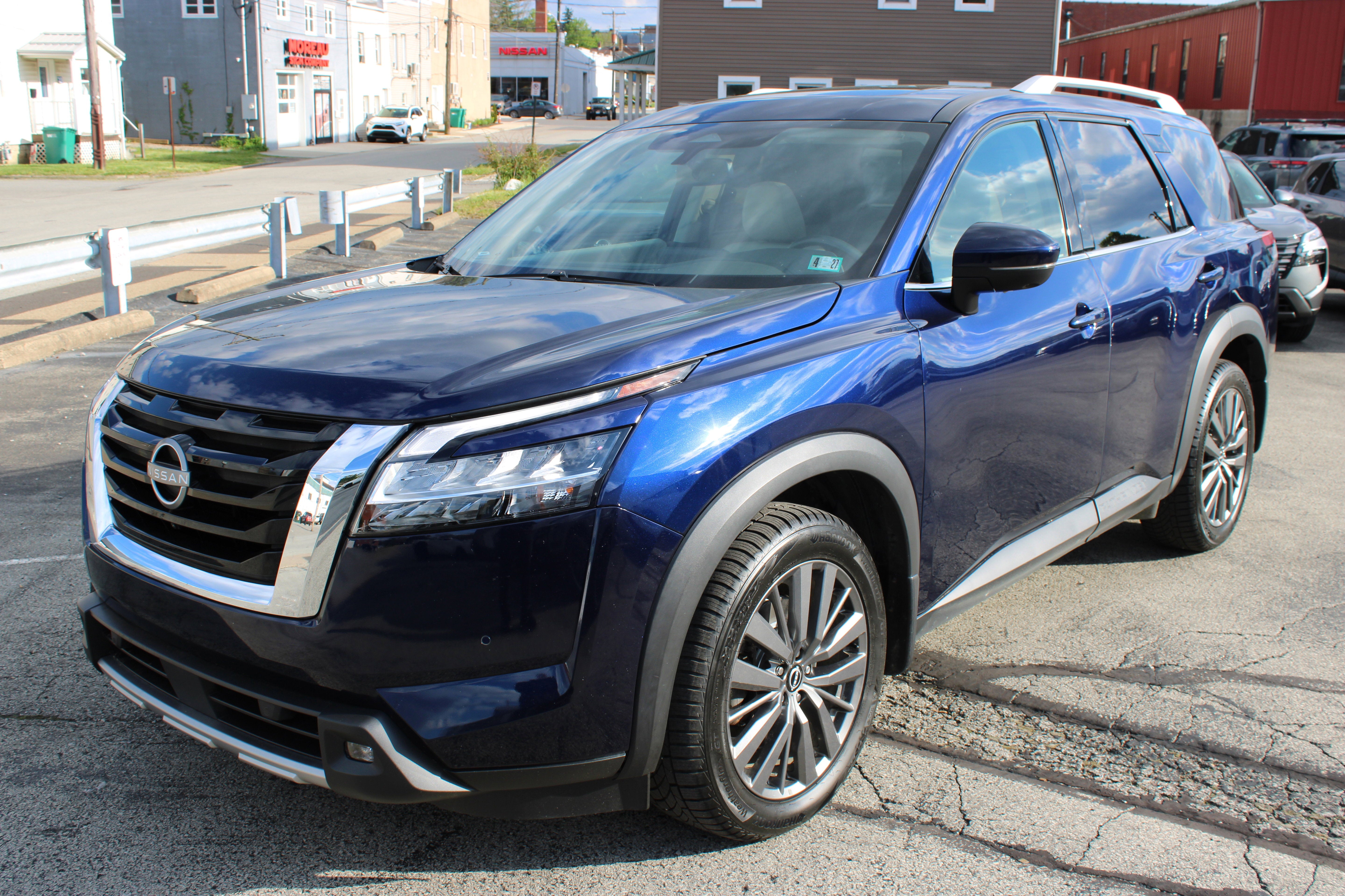 2022 Nissan Pathfinder SL 4WD's photo