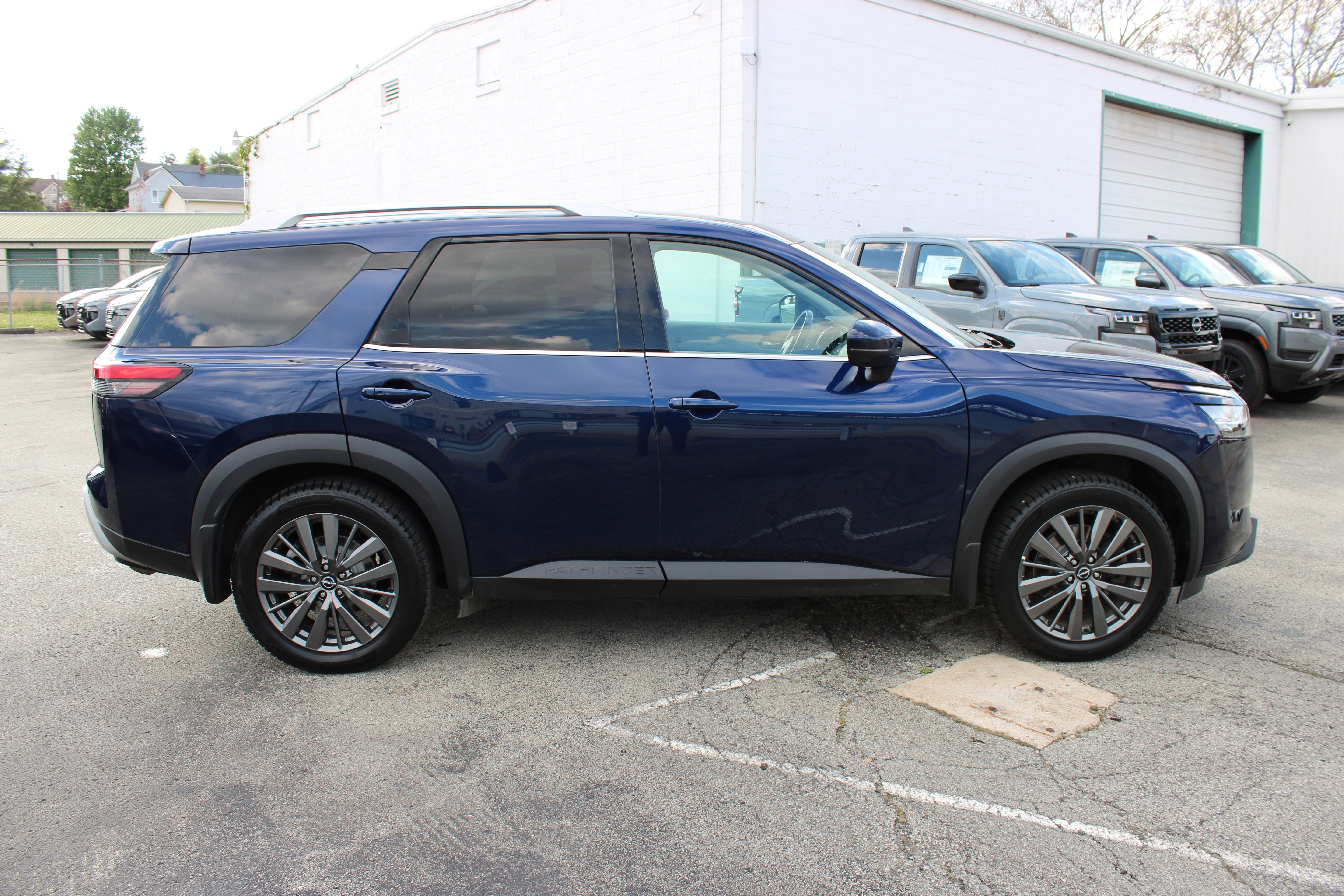 2022 Nissan Pathfinder SL