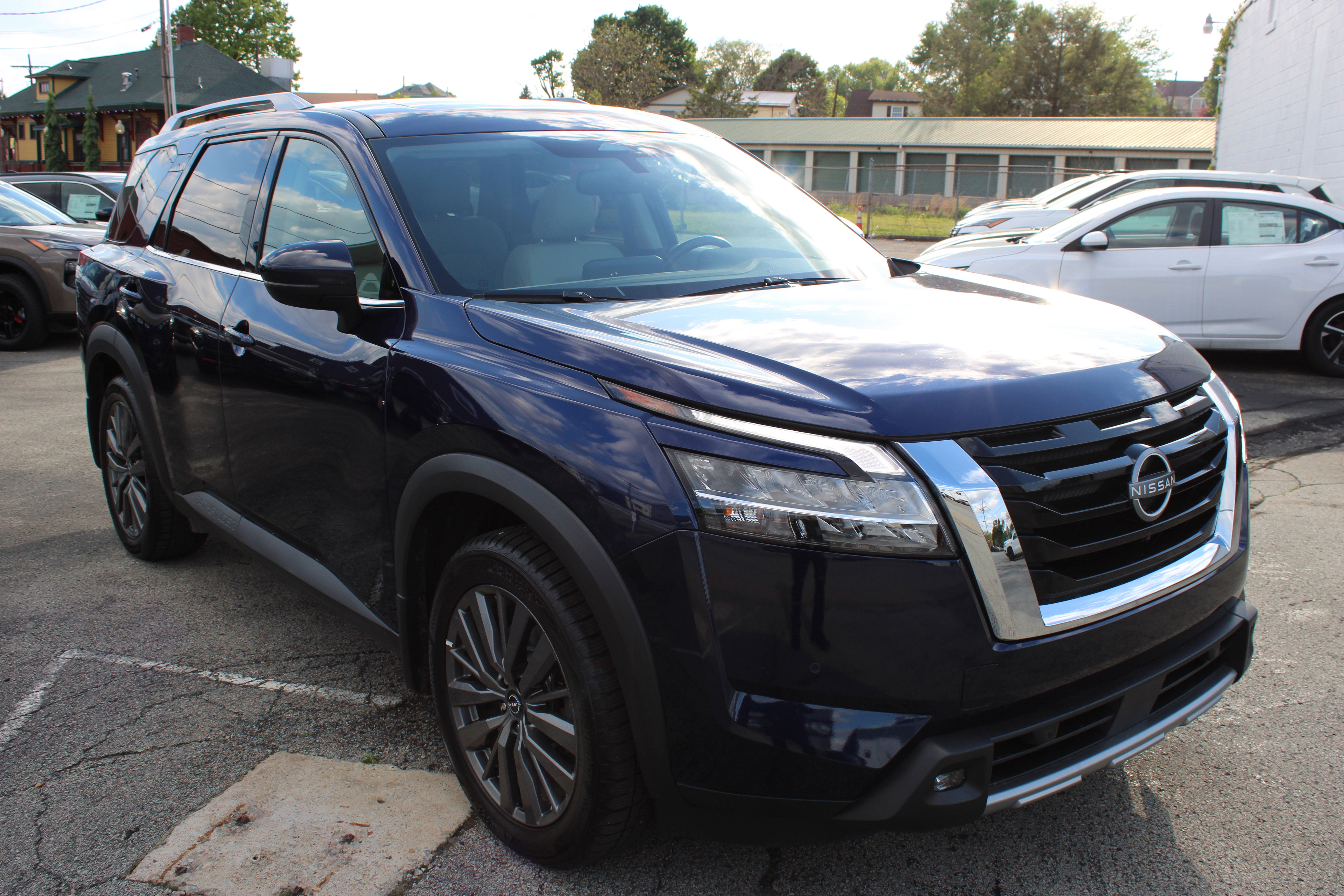 2022 Nissan Pathfinder SL