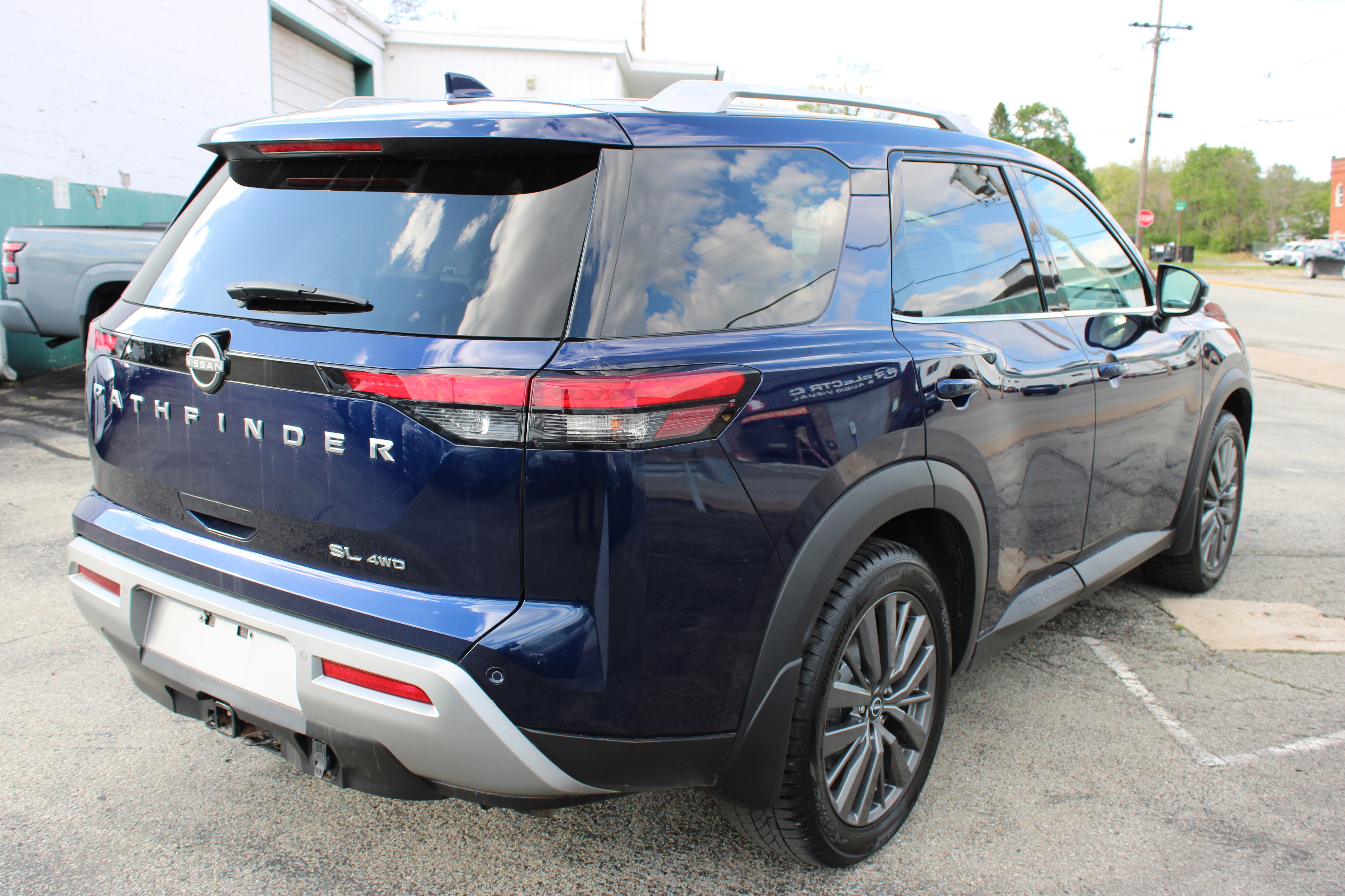 2022 Nissan Pathfinder SL