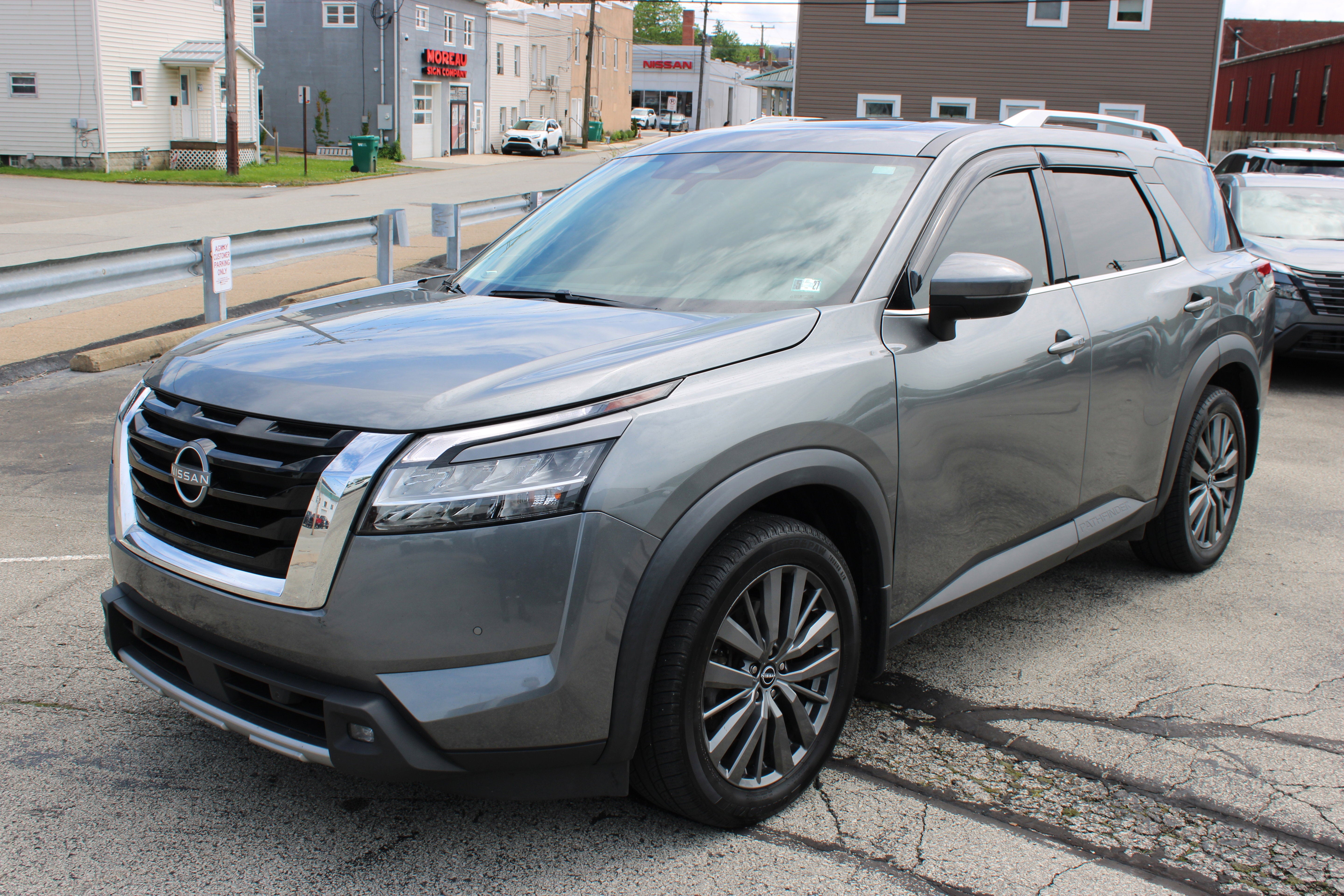 2022 Nissan Pathfinder SL 4WD's photo