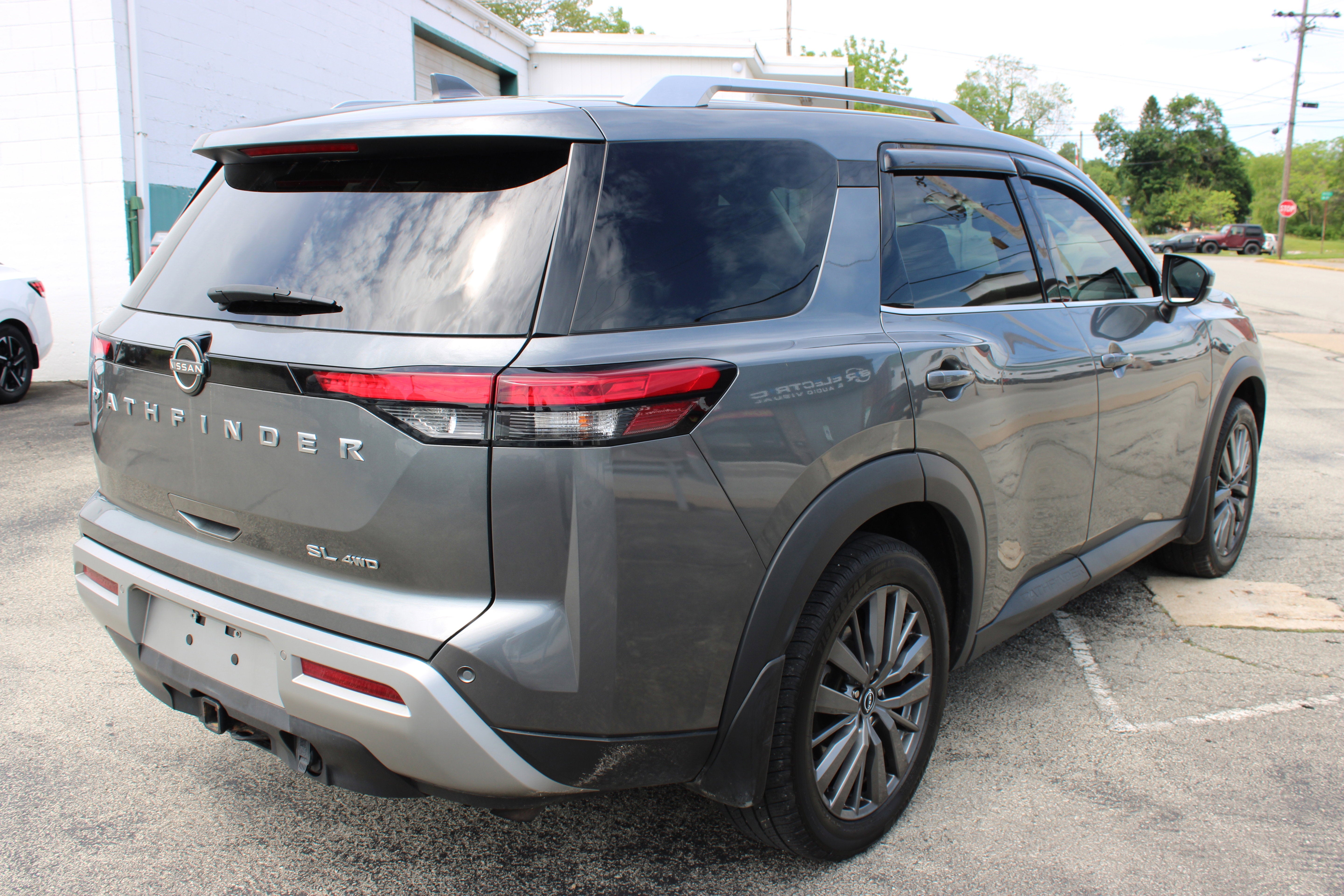 2022 Nissan Pathfinder SL