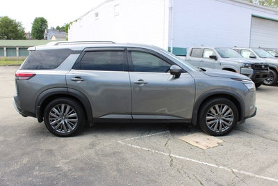 2022 Nissan Pathfinder SL