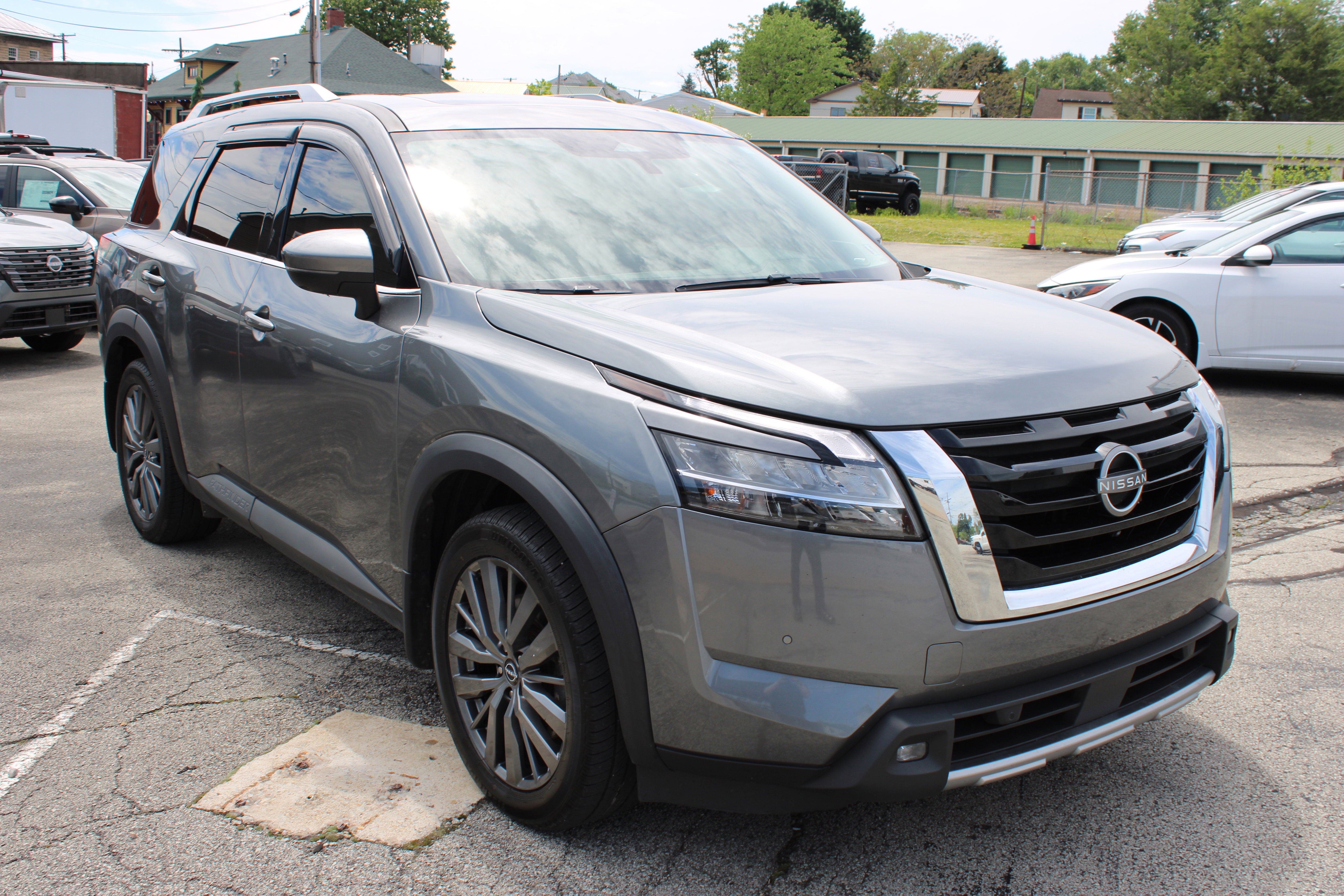 2022 Nissan Pathfinder SL