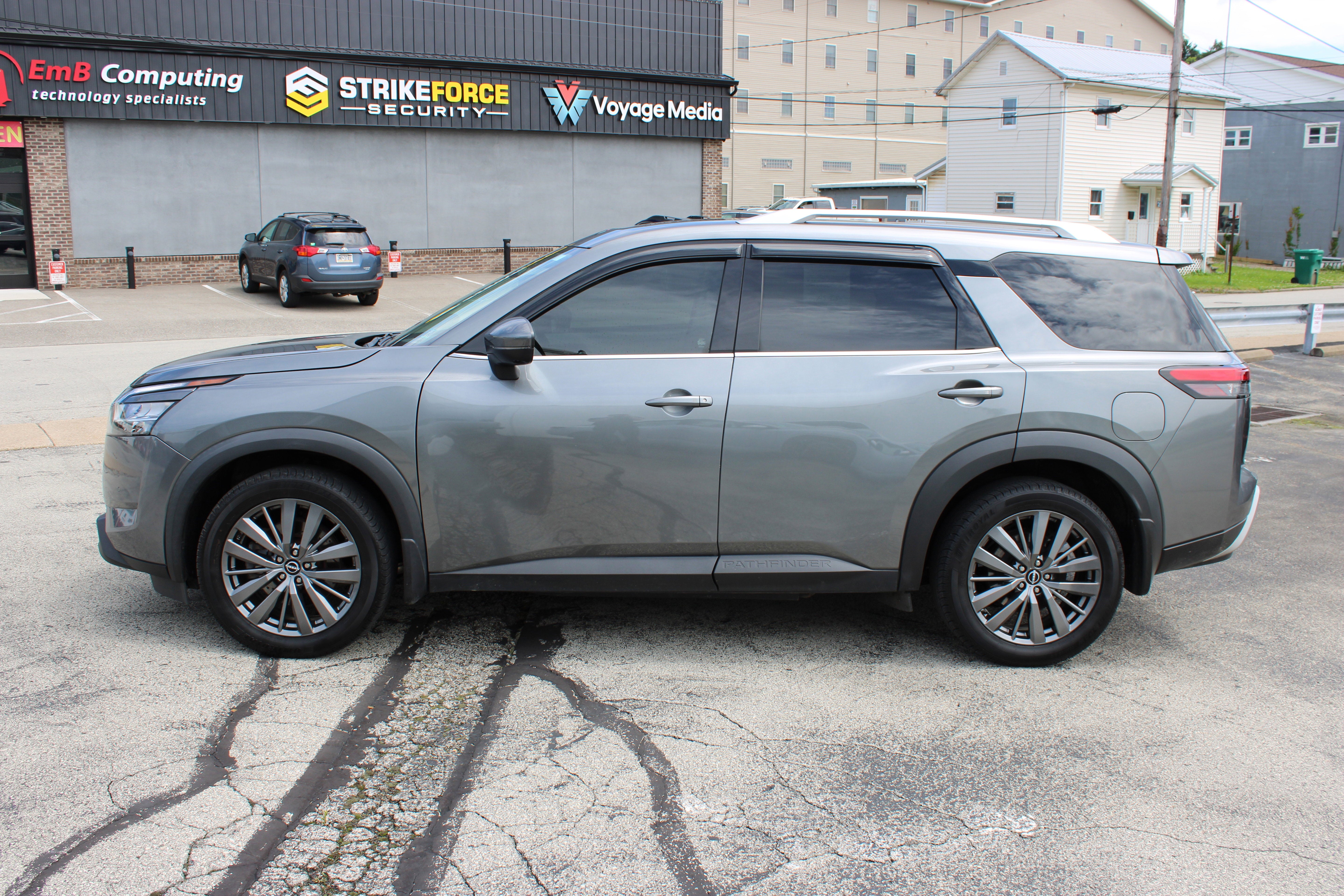 2022 Nissan Pathfinder SL