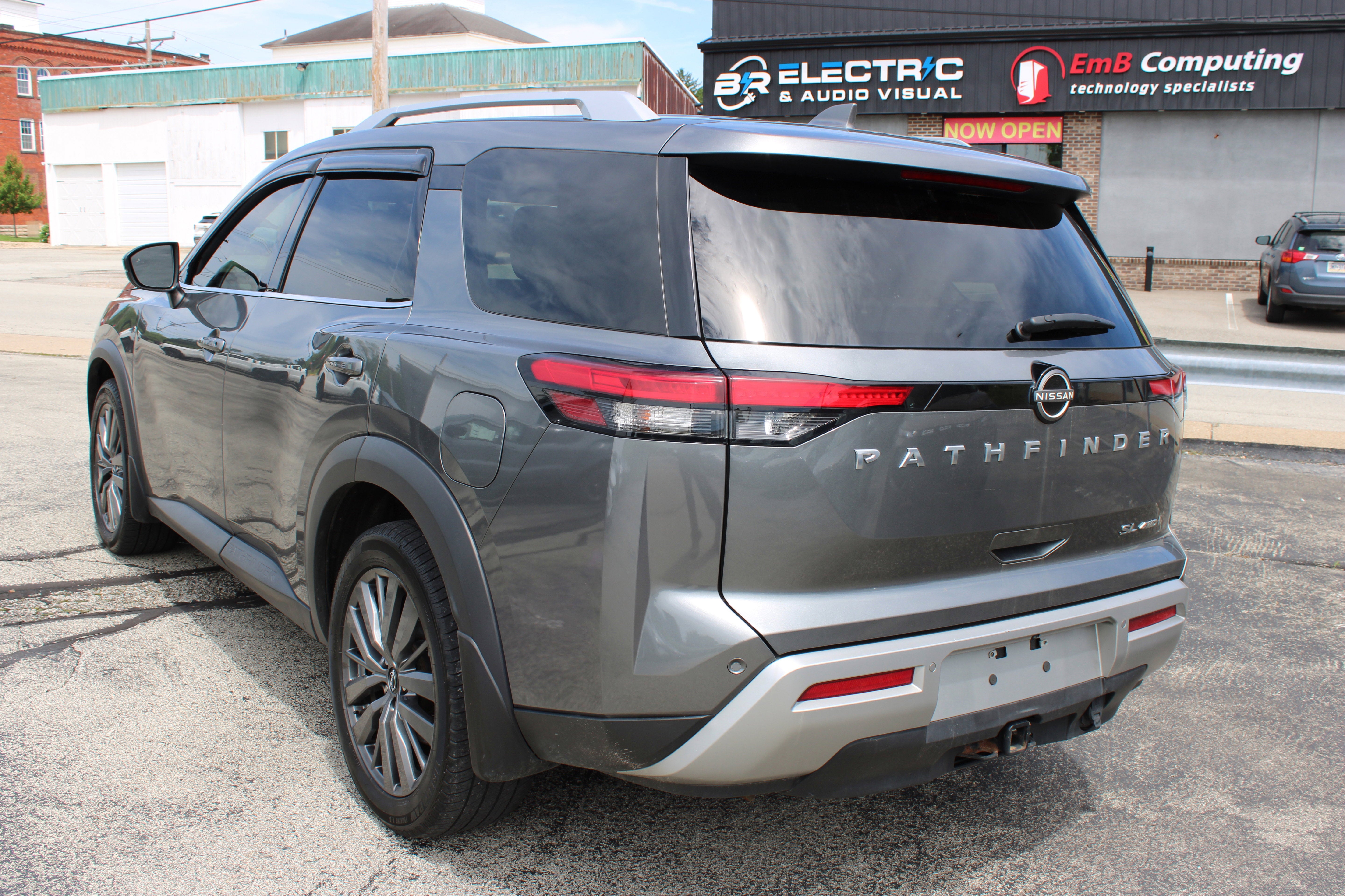 2022 Nissan Pathfinder SL