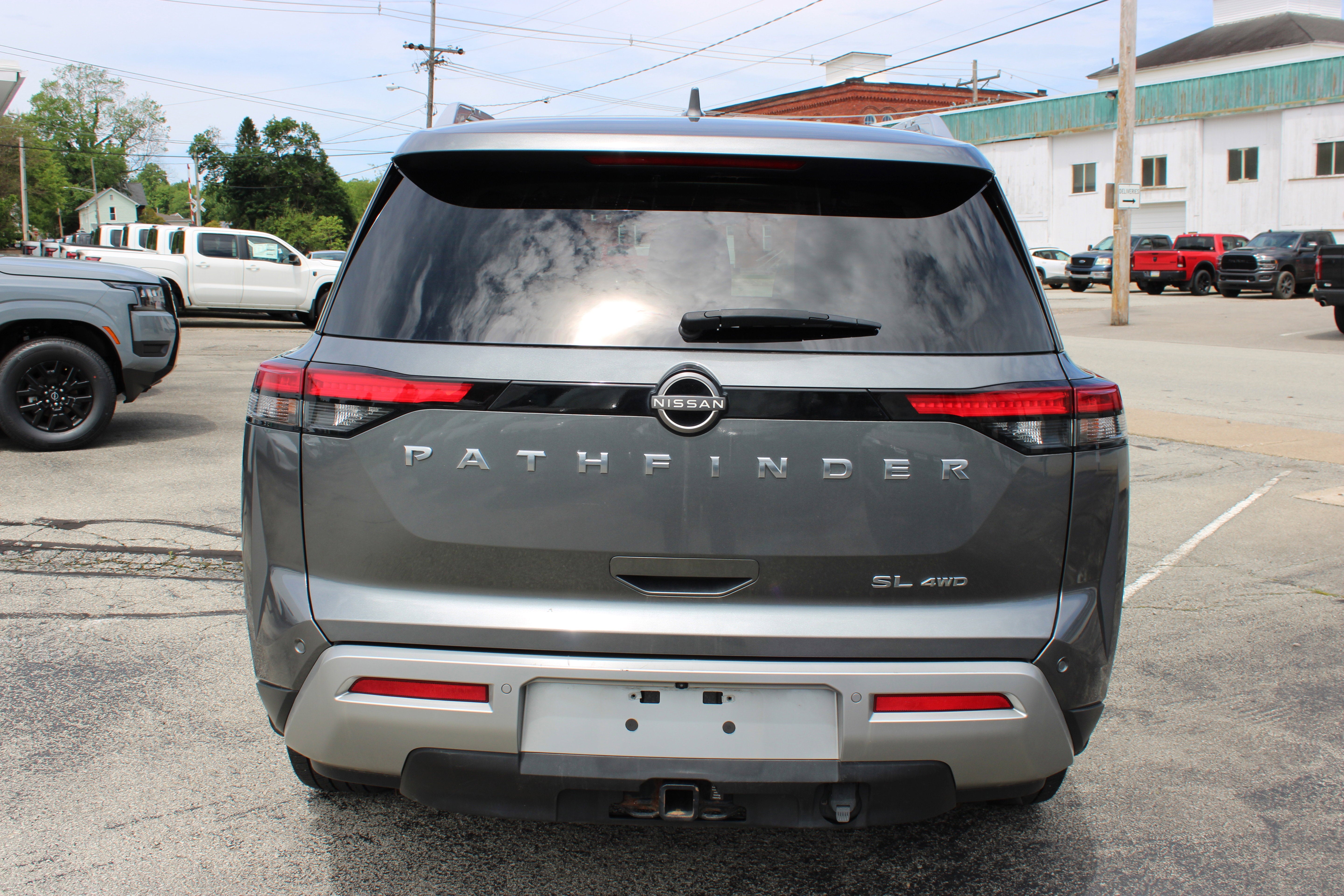 2022 Nissan Pathfinder SL