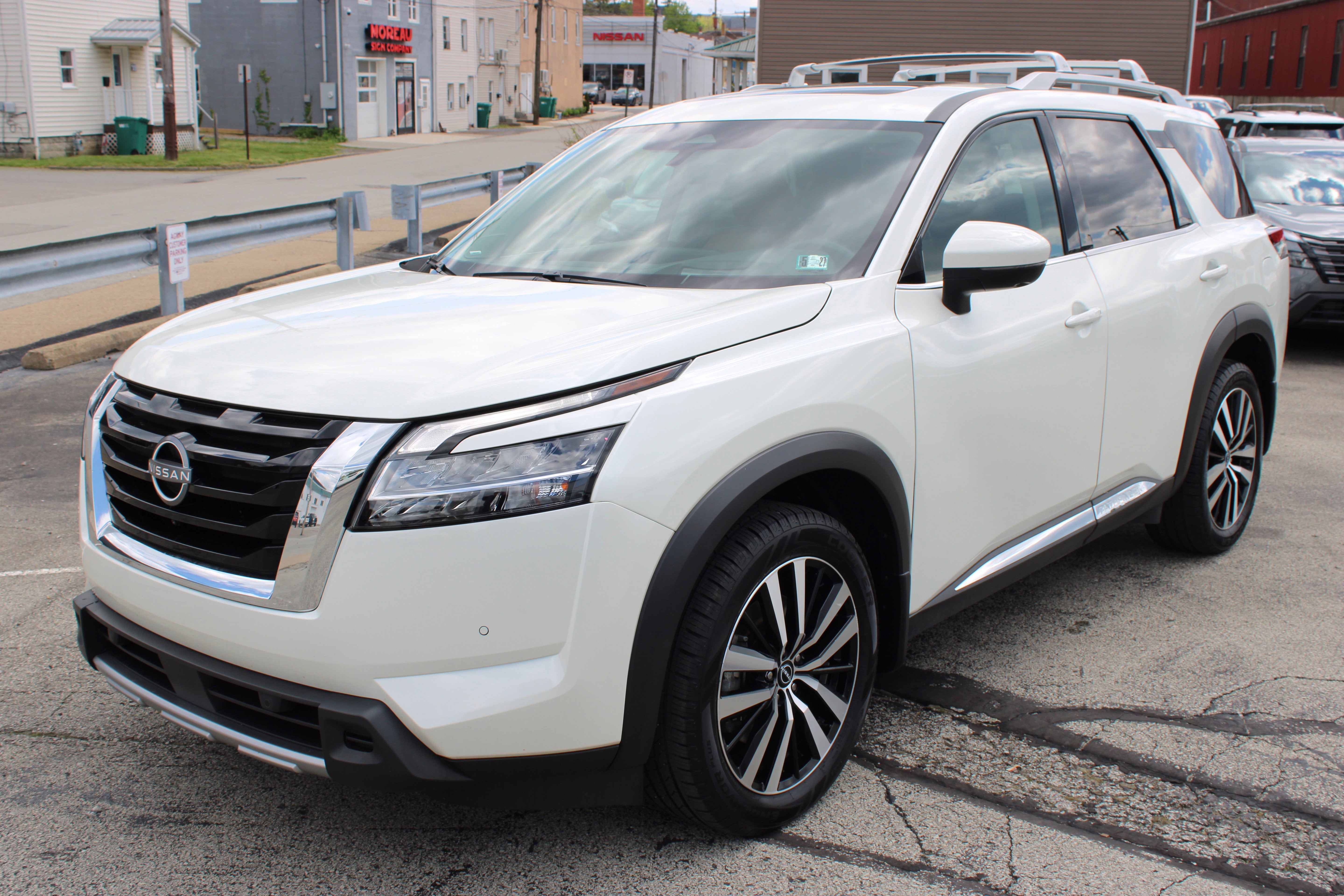 2023 Nissan Pathfinder Platinum 4WD's photo