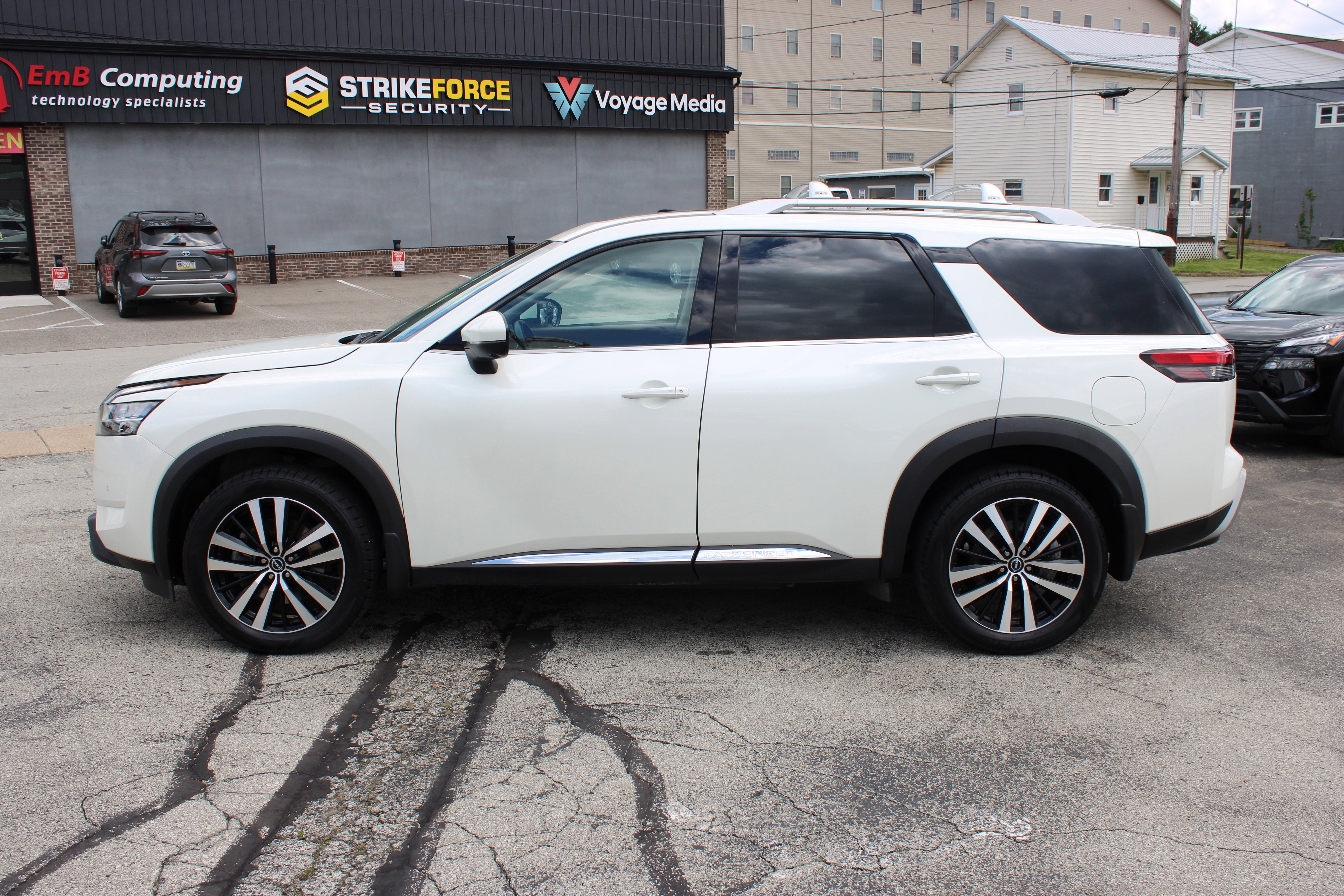 2023 Nissan Pathfinder Platinum