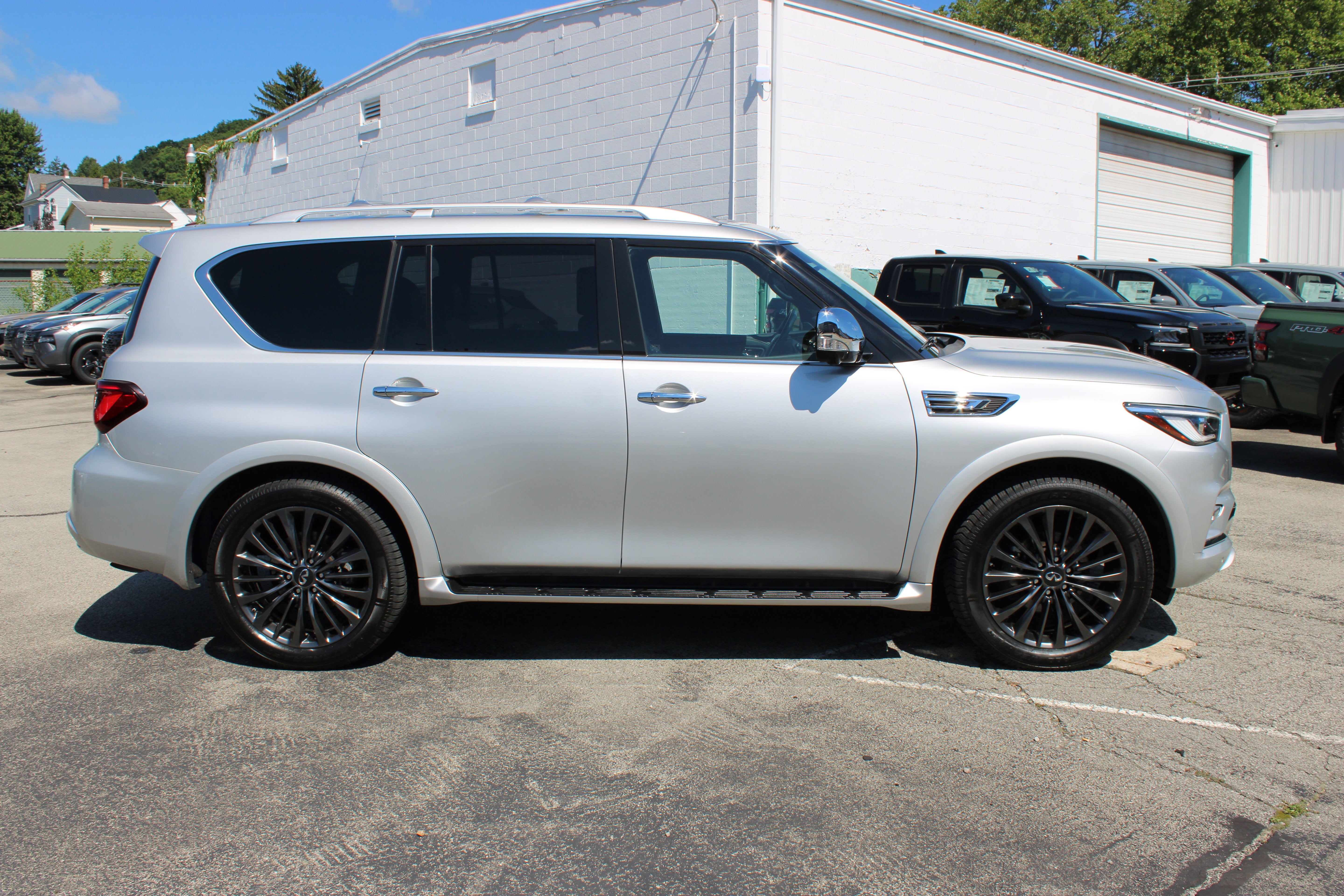 2023 INFINITI QX80 SENSORY