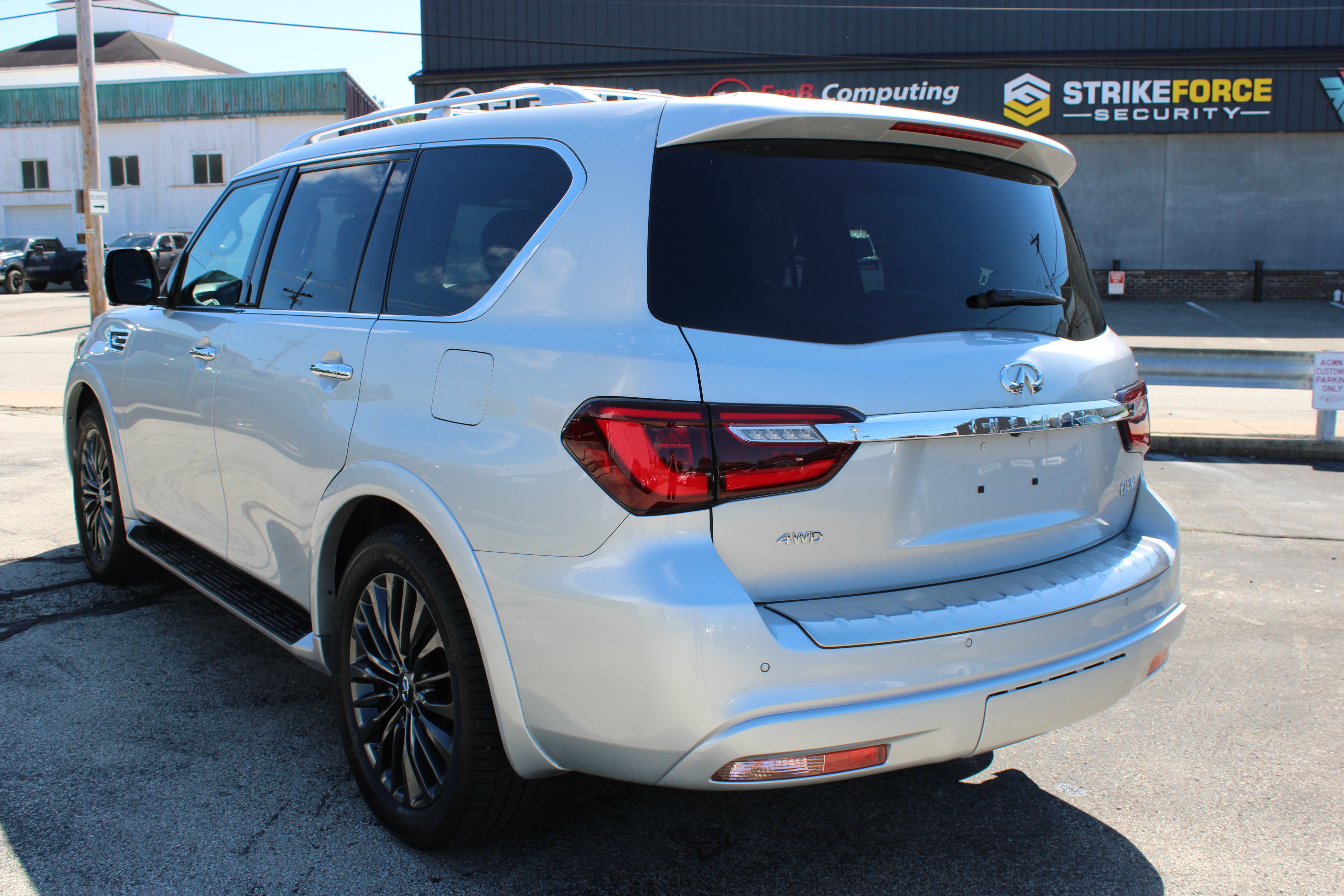 2023 INFINITI QX80 SENSORY